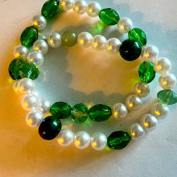 Pair of pearl and green glass & stone bracelets strong elastic won’t break - Picture 1 of 4